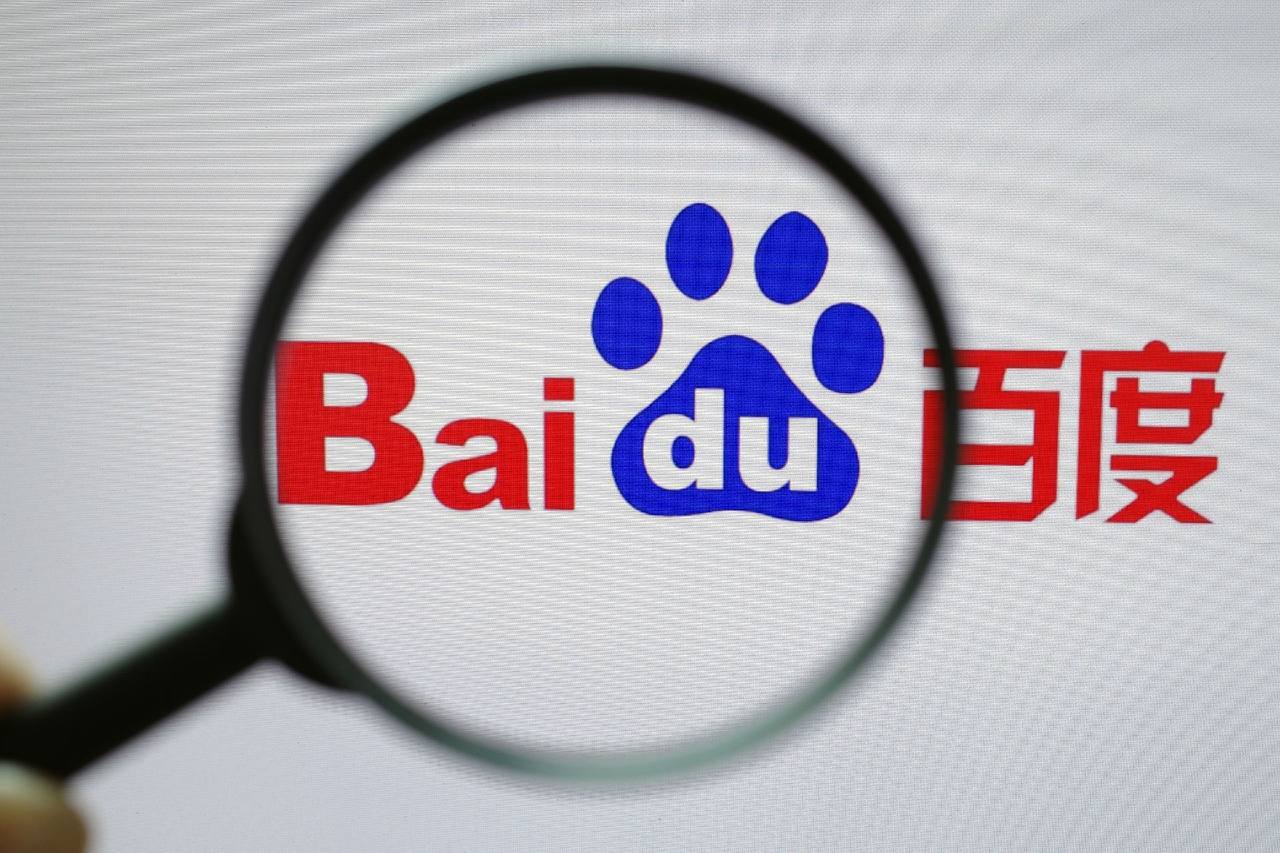 女子过度医美面部馒化酷似面具人